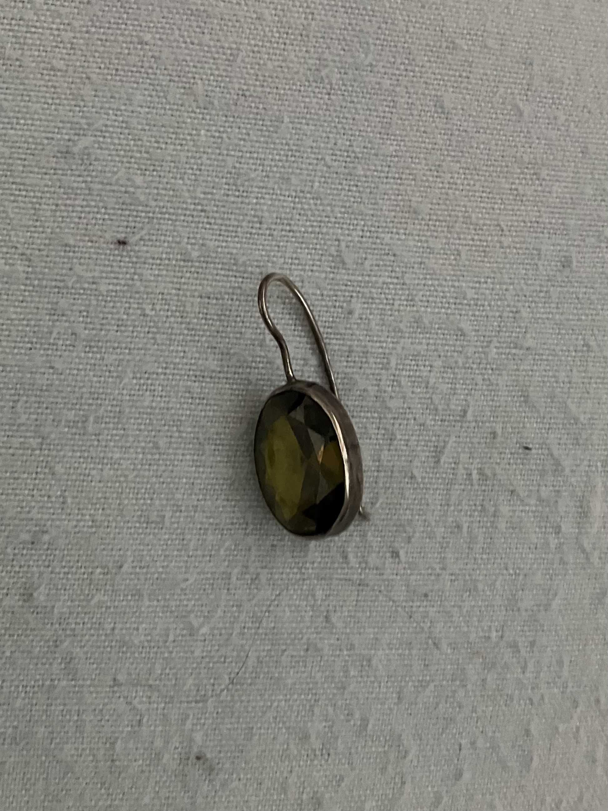 Izgubljen predmet: Uhan srebrn z hrizolitom