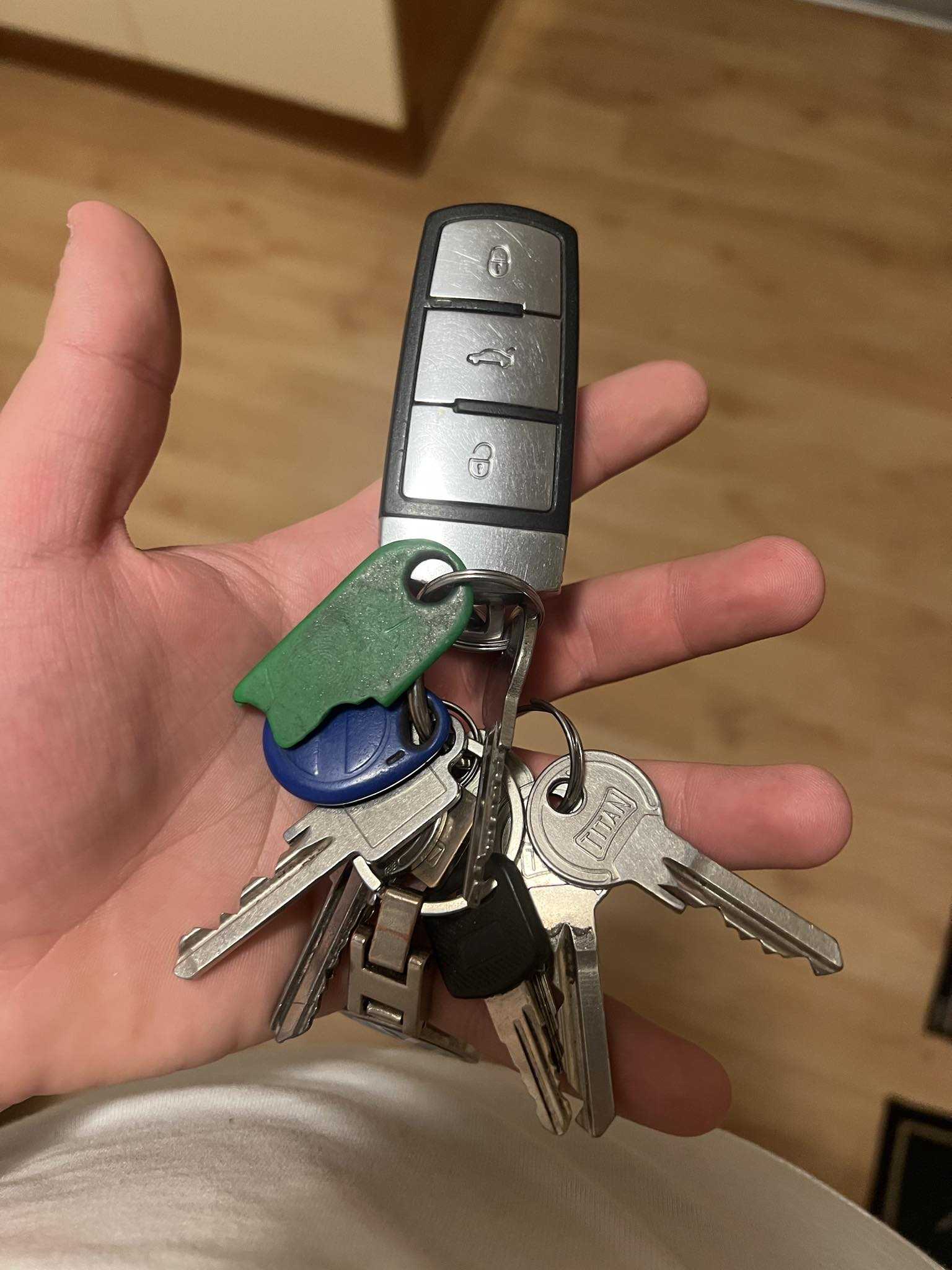 Izgubljen predmet: KLJUČ ZA AVTO IN STANOVANJE